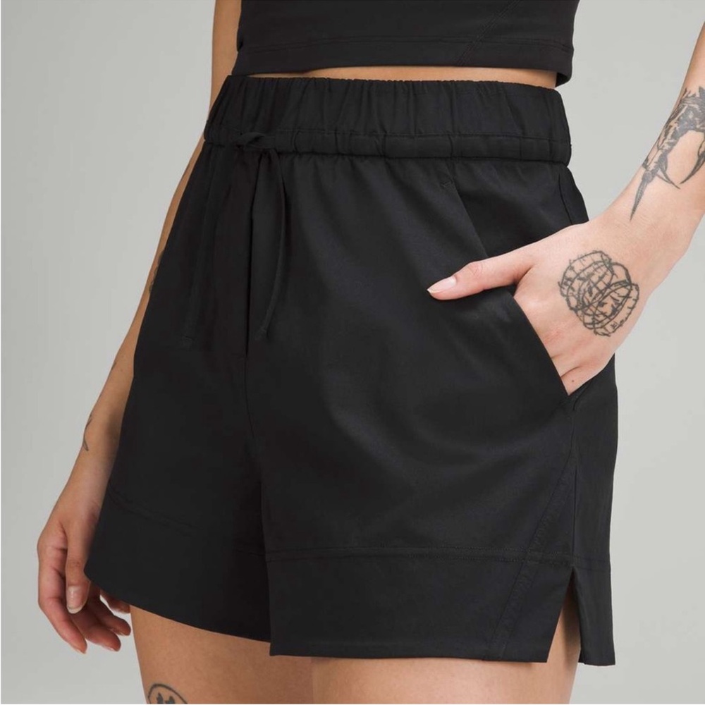 Lululemon Cinchable Waist High-Rise Woven Short 3.5' Black w/ Square Size Dot XS